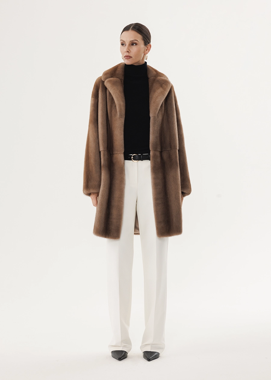 Шуба из норки в пастельном оттенке с английским воротником