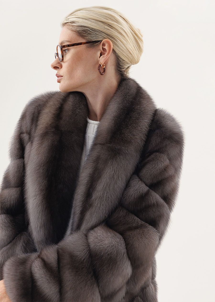Шуба из соболя с цельным удлиненным шалевым воротником