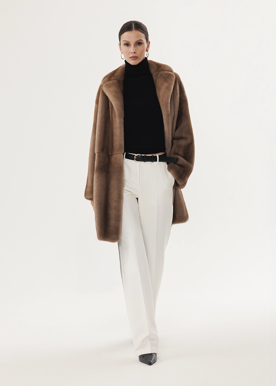 Шуба из норки в пастельном оттенке с английским воротником