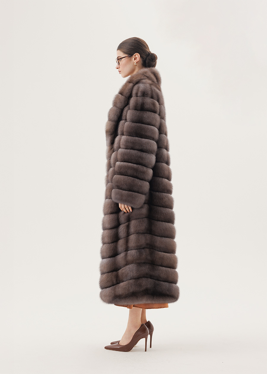 Классическая модель шубы из соболя с объёмным шалевым воротником