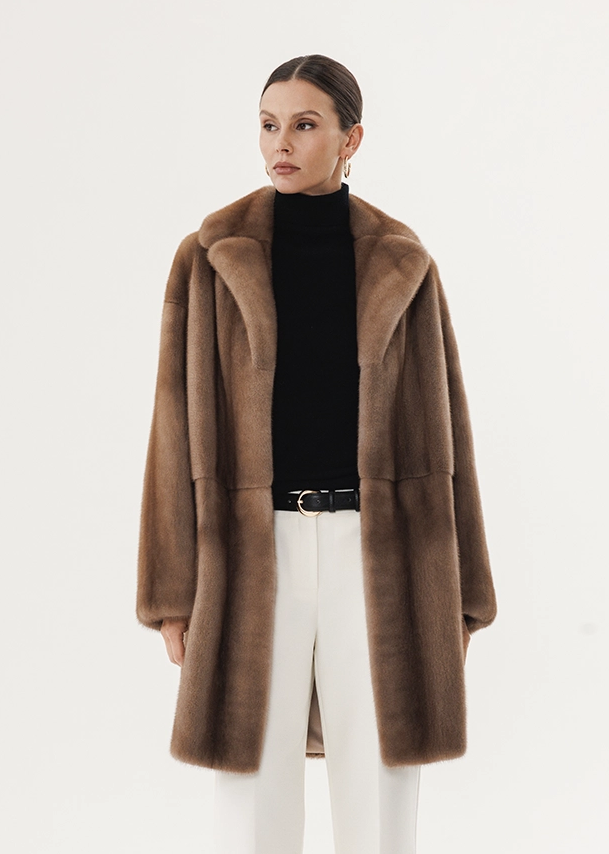 Шуба из норки в пастельном оттенке с английским воротником