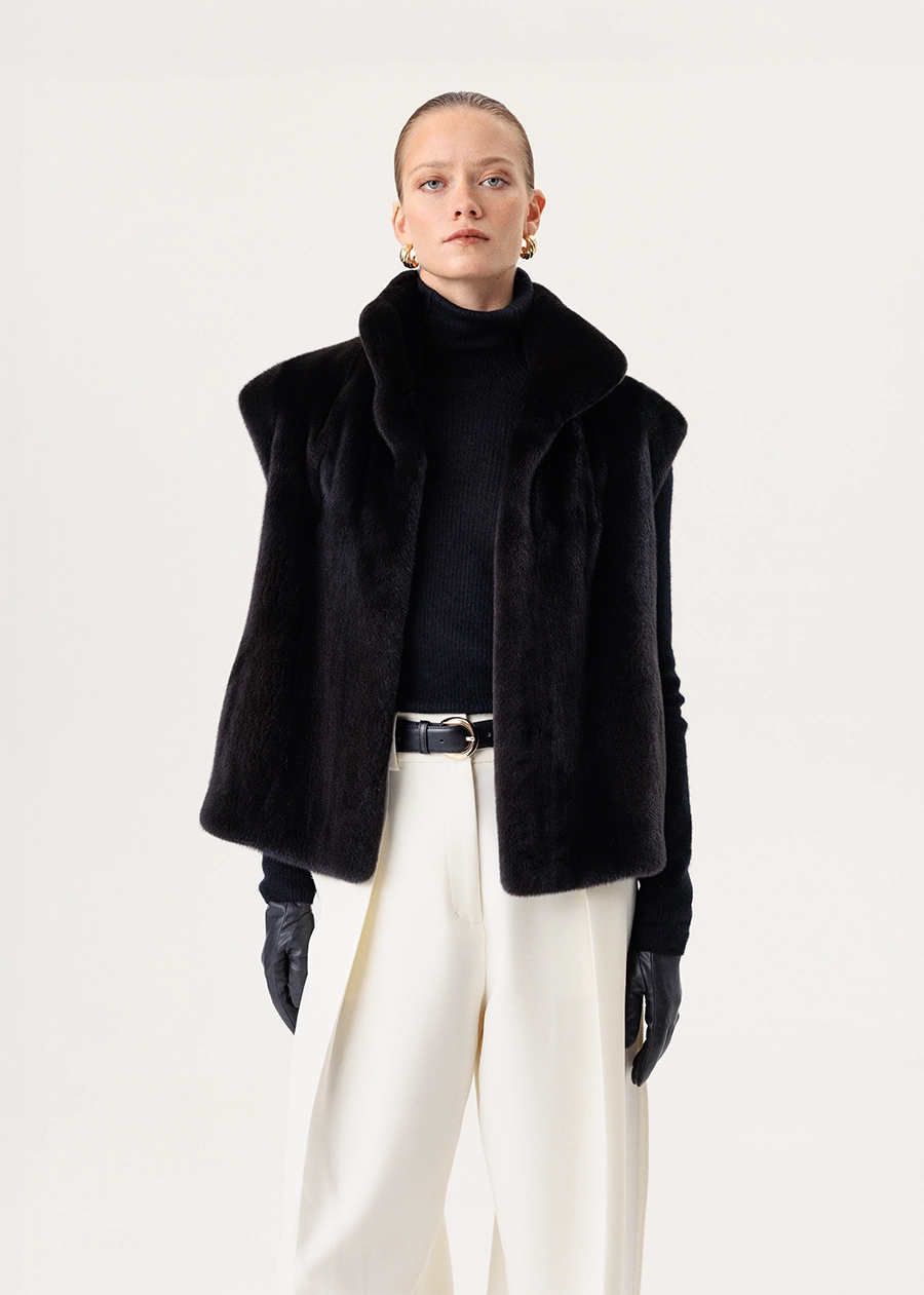 Укороченный жилет из меха норки с воротником стойка