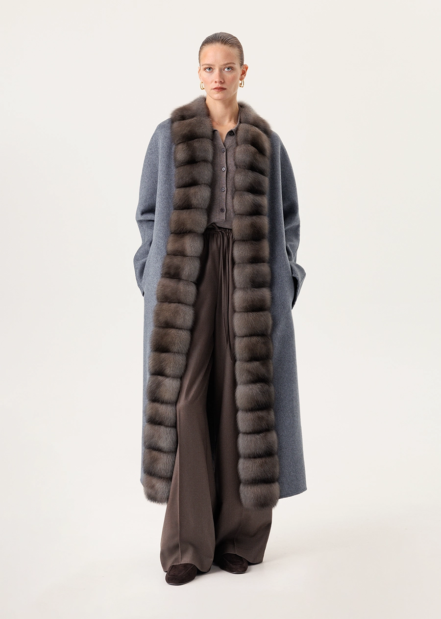 Удлиненное серое пальто с отделкой из меха соболя по борту