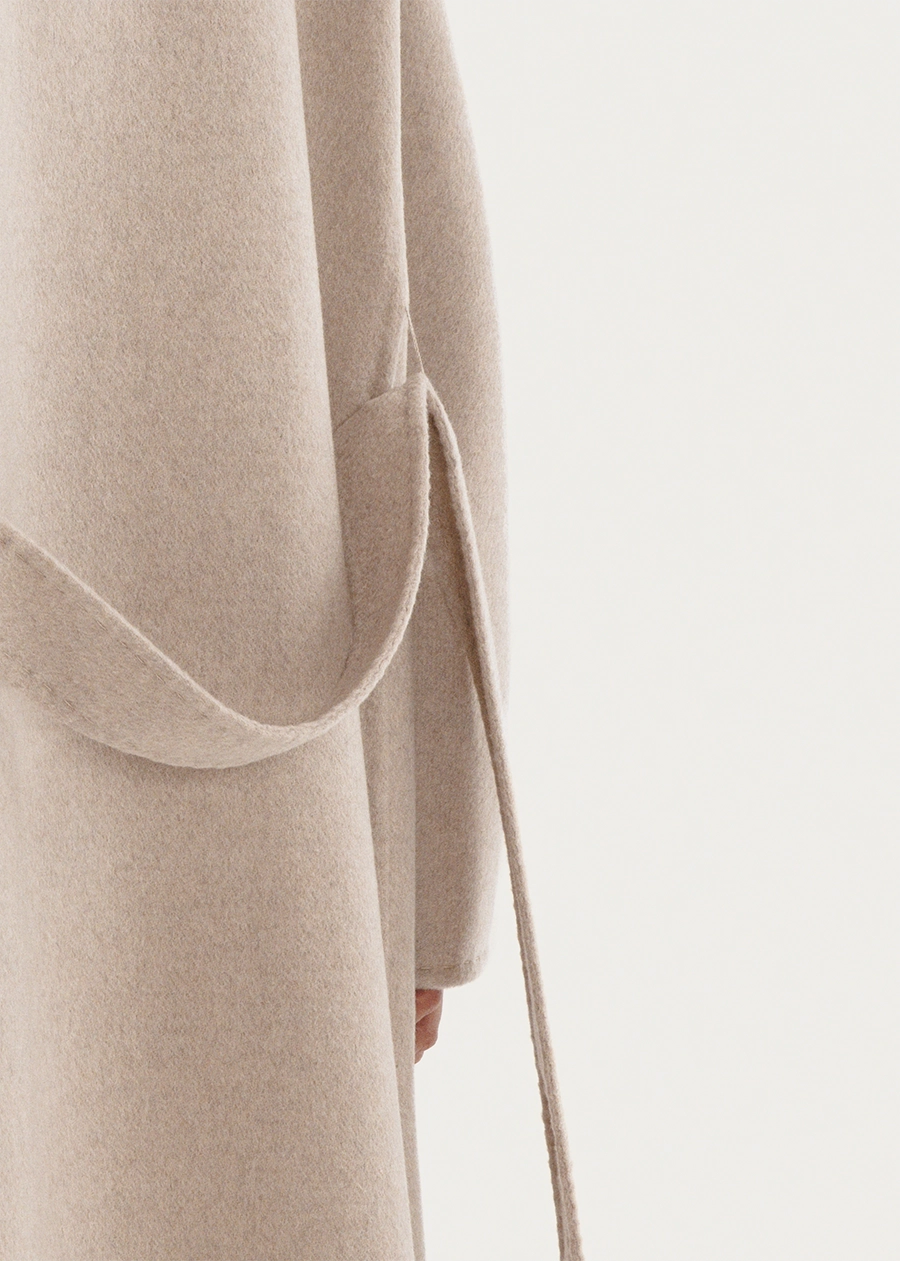 Бежевое пальто с соболиной отворотной опушкой