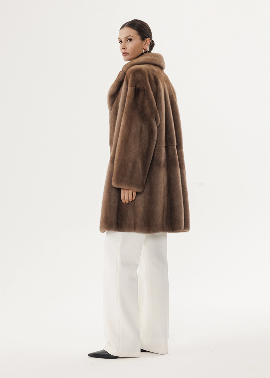 Шуба из норки в пастельном оттенке с английским воротником