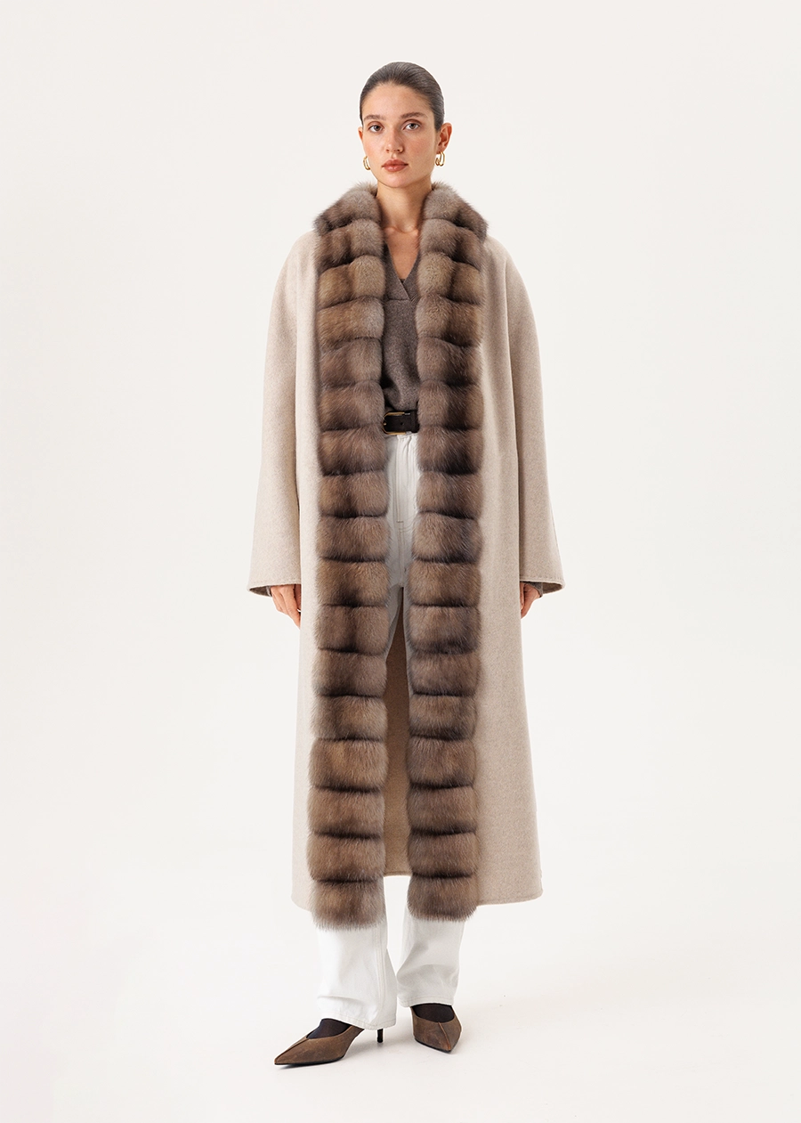Кашемировое пальто в бежевом оттенке с бортовой отделкой мехом соболя