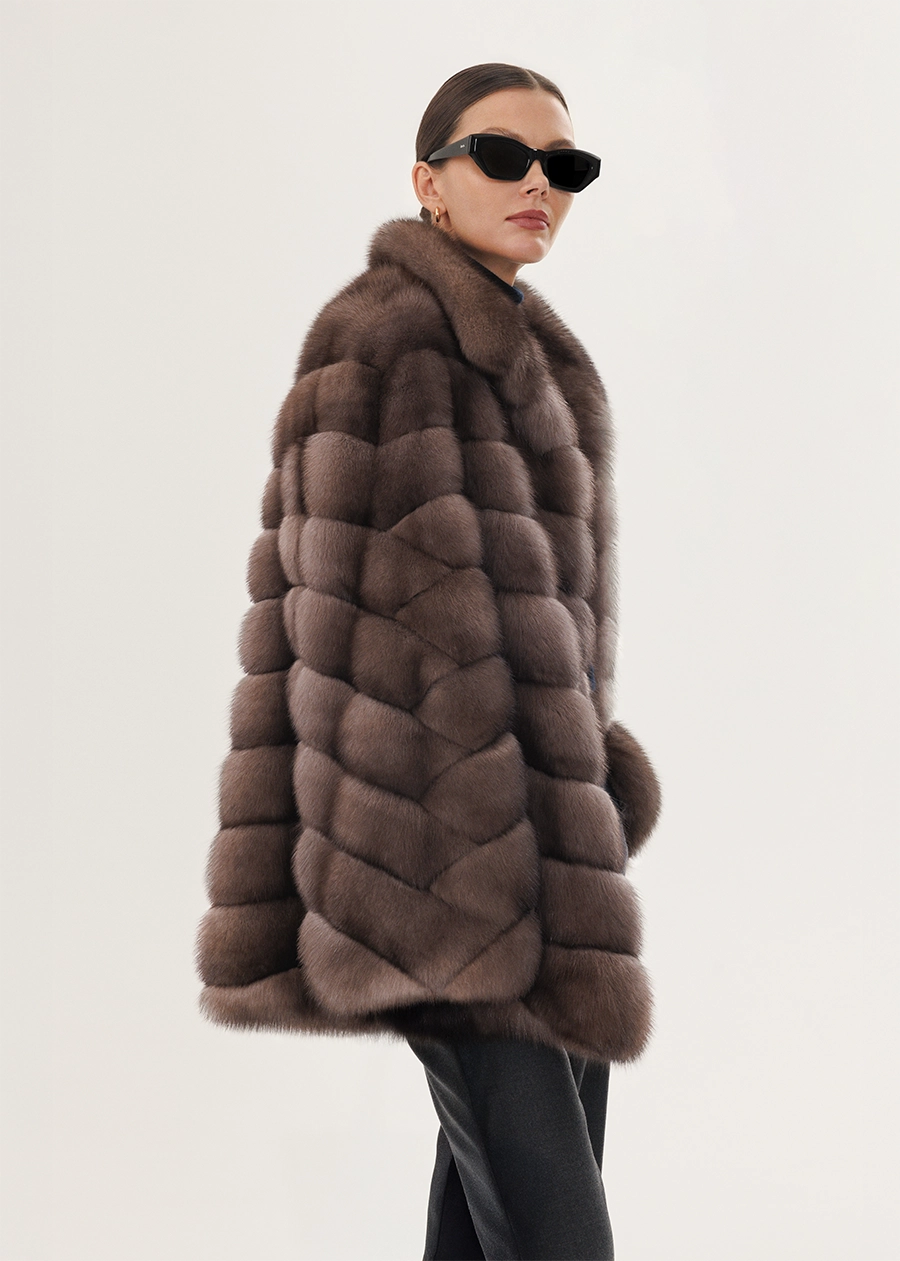Шуба из соболя с воротником стойкой и рукавом Chevron Wave
