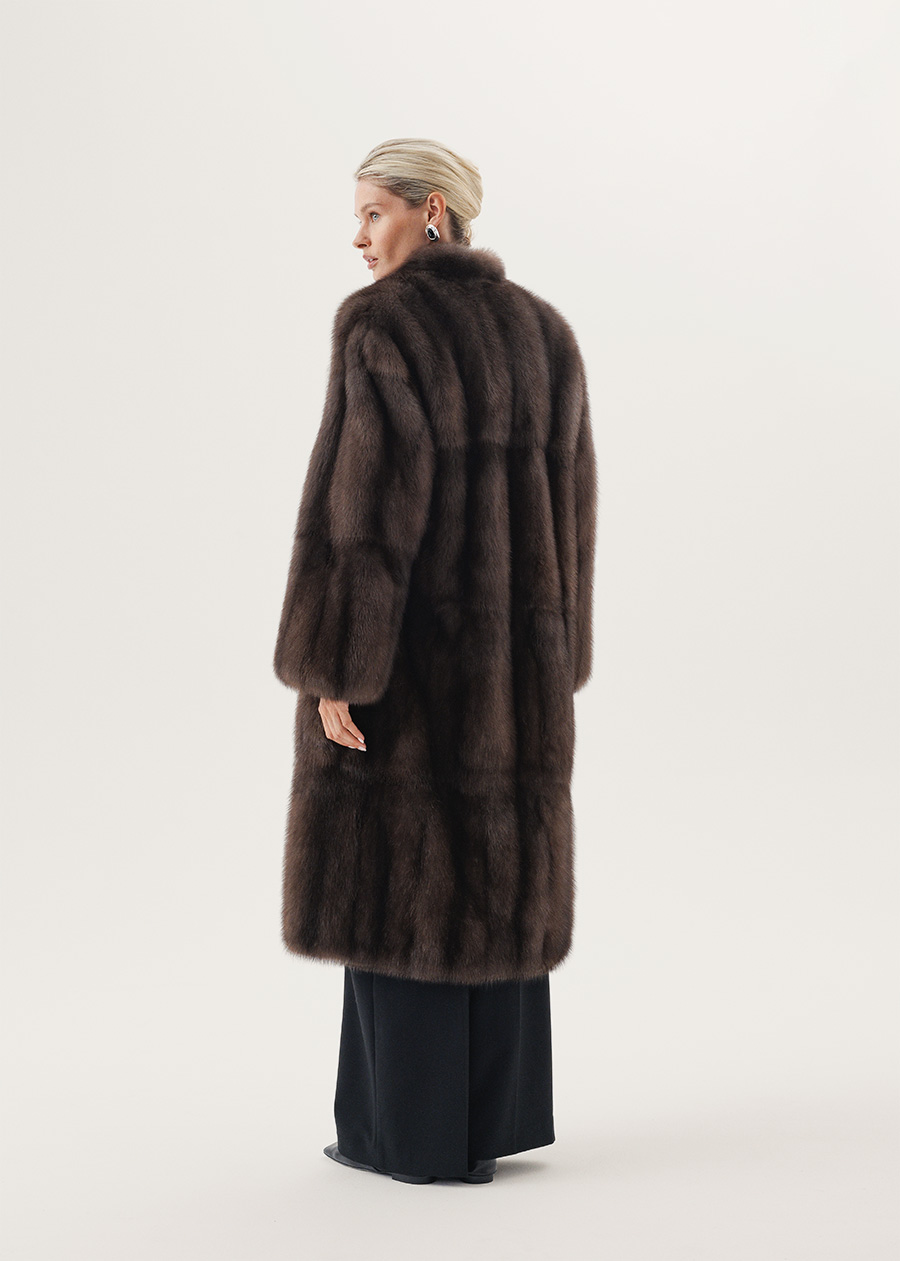 Долевая шуба из соболя с воротником-стойкой переходящей в борт