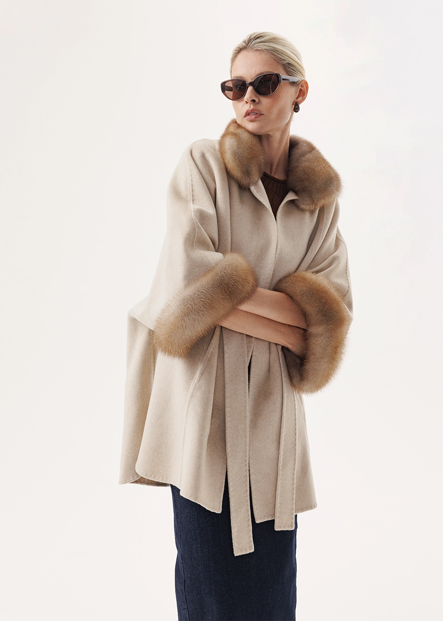 Пончо из кашемира с манжетами и воротником из меха куницы