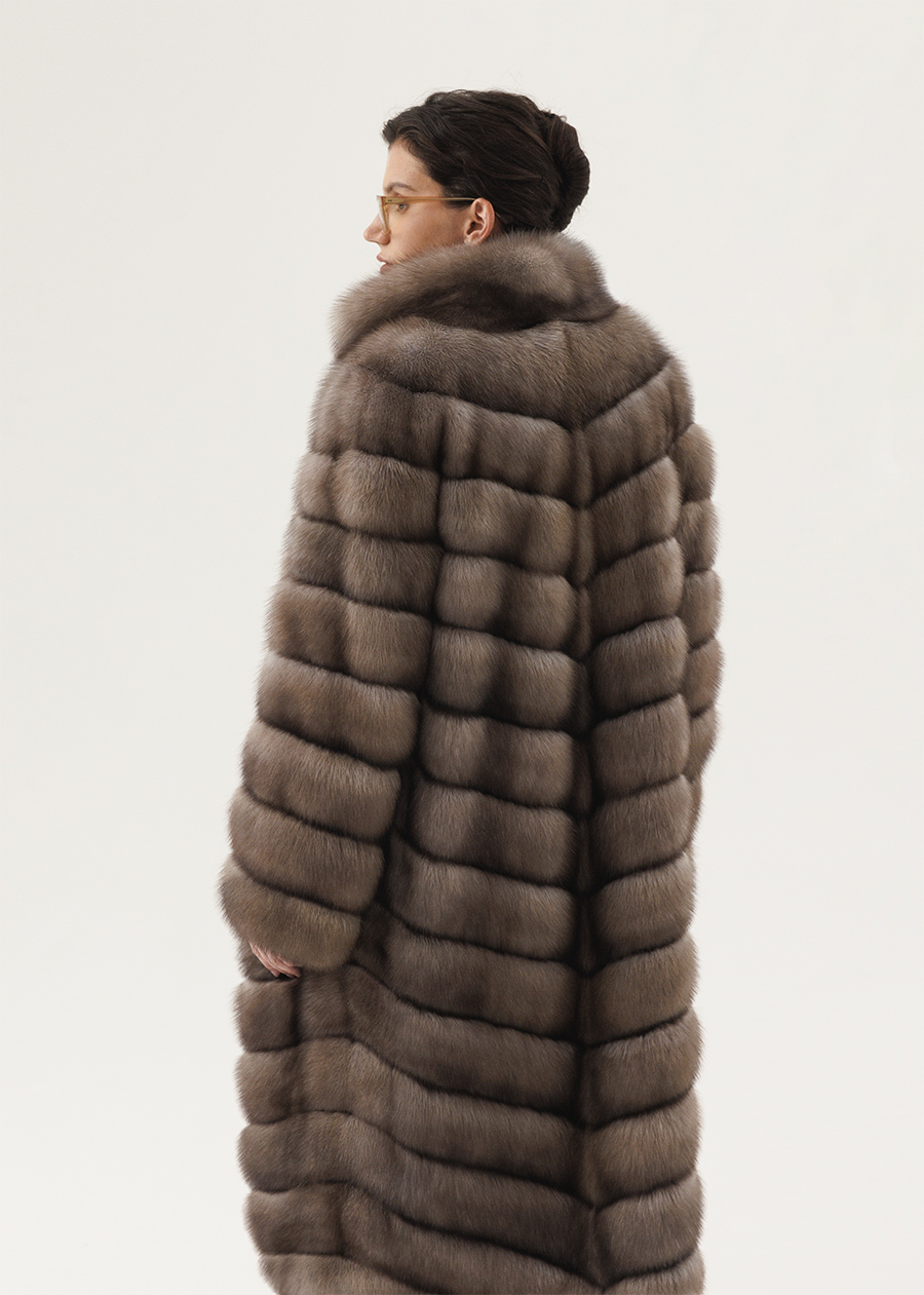 Длинная шуба с воротником стойкой в светлом оттенке