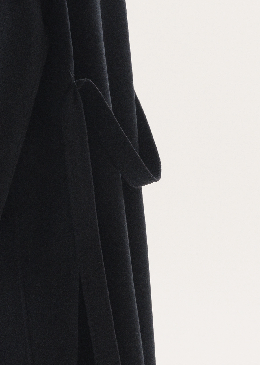 Чёрное кашемировое пальто с отворотной опушкой