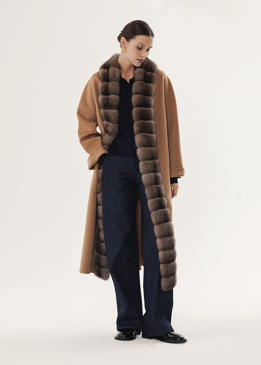 Пальто из кашемира в оттенке Camel с отделкой из меха соболя