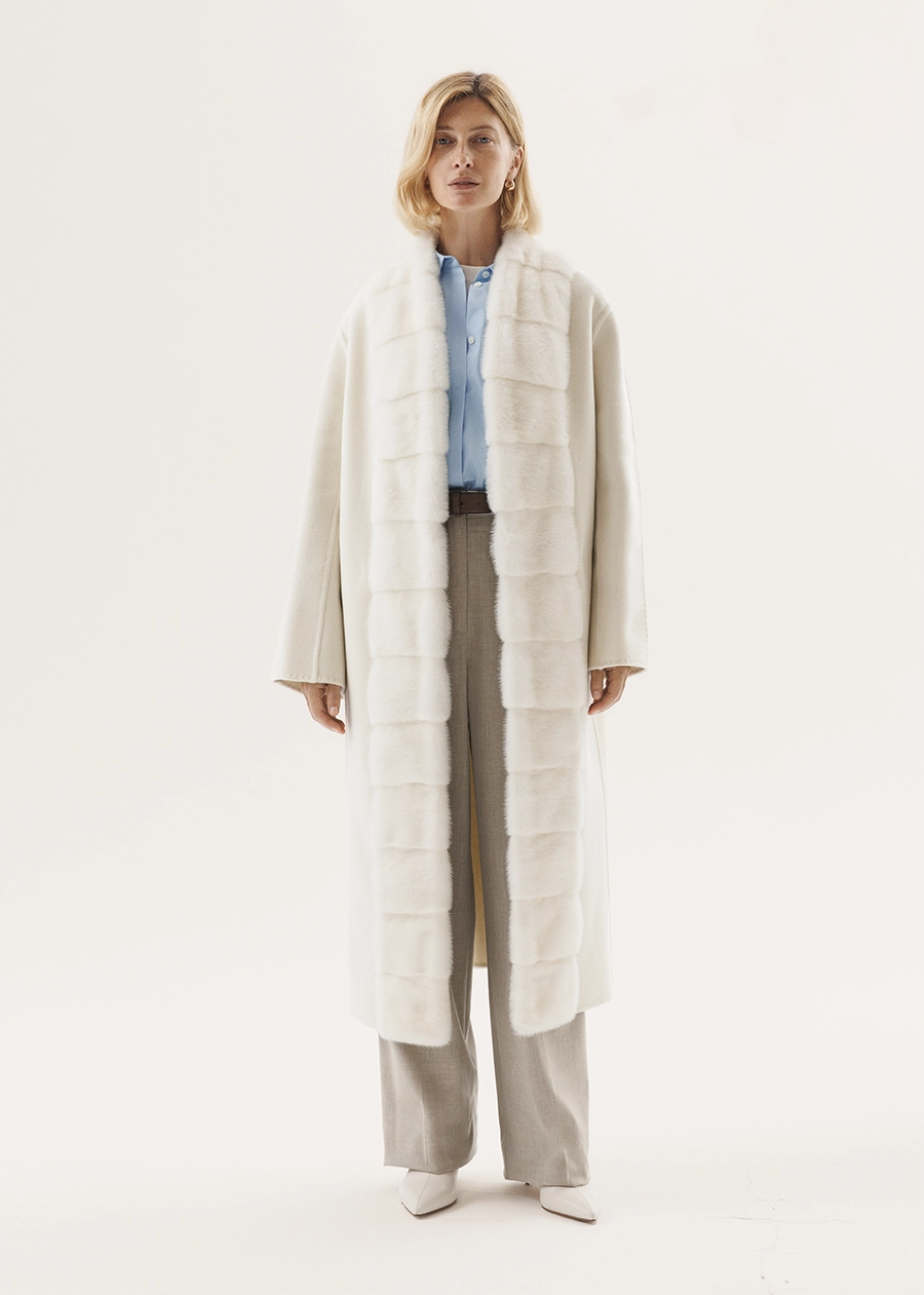 Кашемировое пальто с опушкой из белоснежного меха норки