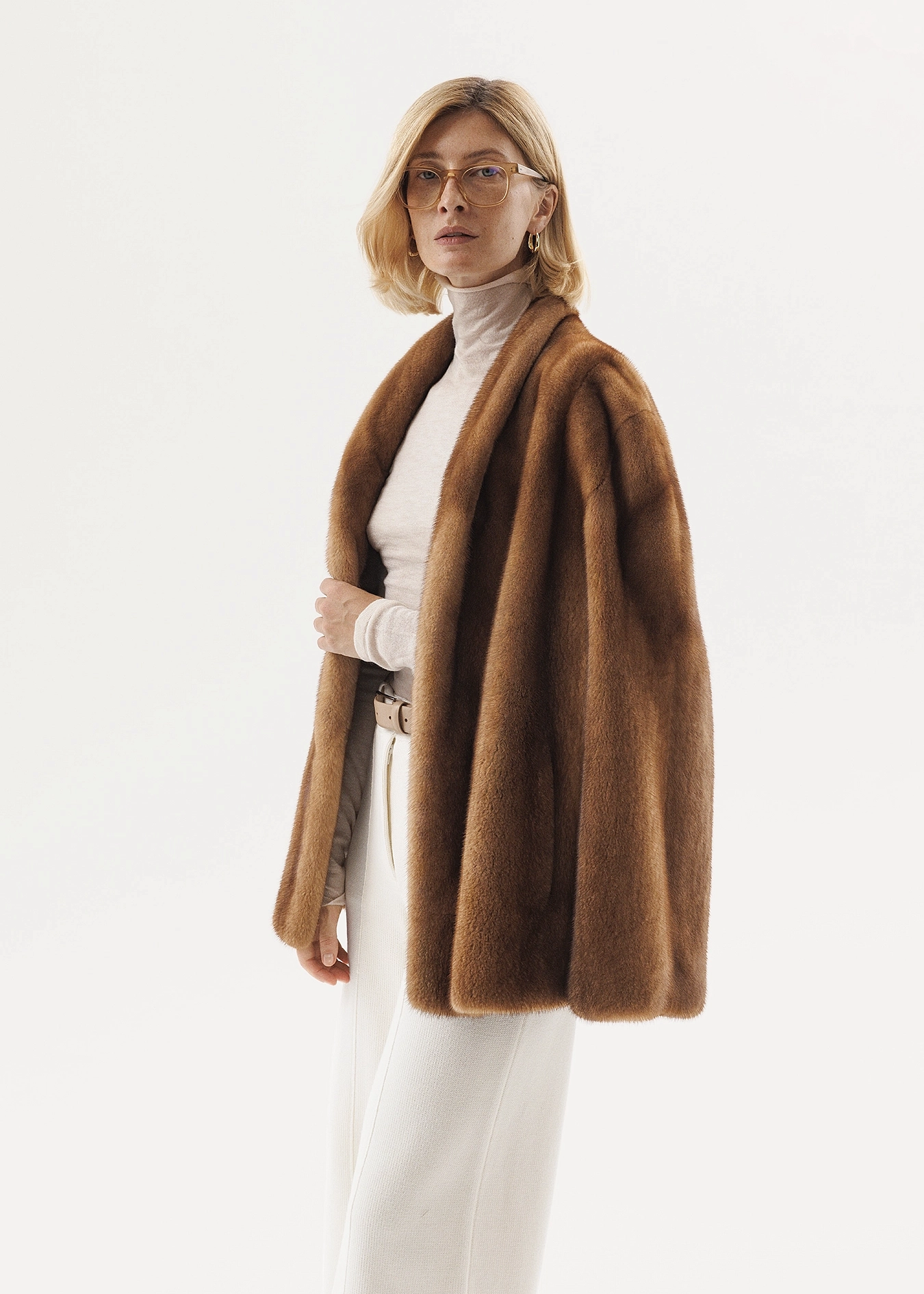 Норковый полушубок в золотисто-карамельном оттенке