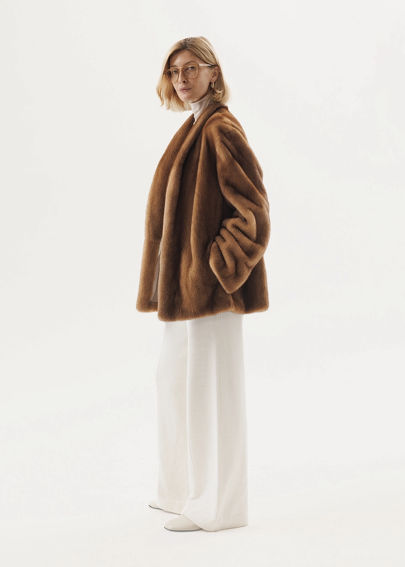 Норковый полушубок в золотисто-карамельном оттенке